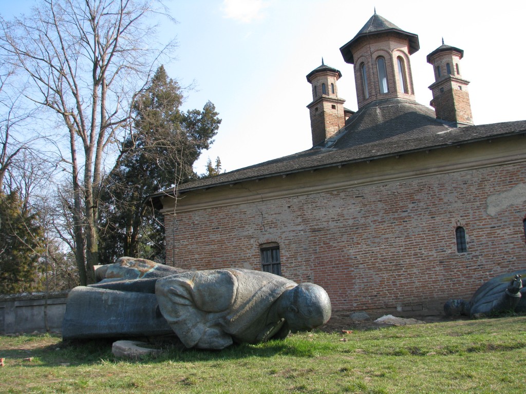 Statuia lui Lenin la Mogosoaia Statuia lui Lenin la Mogosoaia